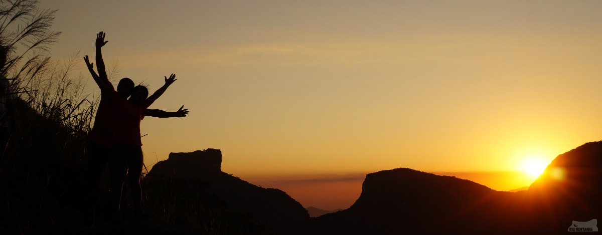 Curtindo a vista do Morro Dois Irmãos no pôr do sol