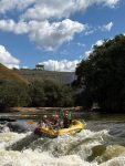 🚣🌊 As corredeiras de Classe II oferecem a medida certa de emoção para quem quer sentir a força do rio, remar em equipe e viver a natureza de um jeito diferente.

#Rafting #ecoturismo #natureza #turismodeaventura #RioMontanha
