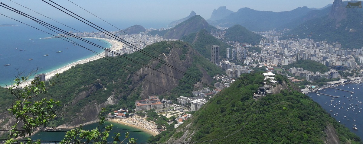 Vista do Rio de Janeiro na perspectiva da descida do bondinho do Pão de Açúcar